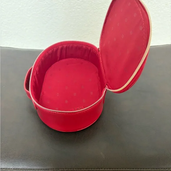 Red patent leather style make up bag - Picture 6 of 6